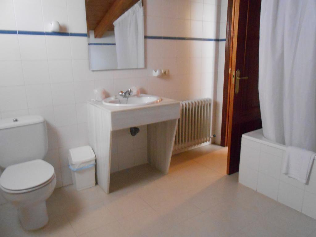 Hostal Burgos Torrecaballeros Esterno foto