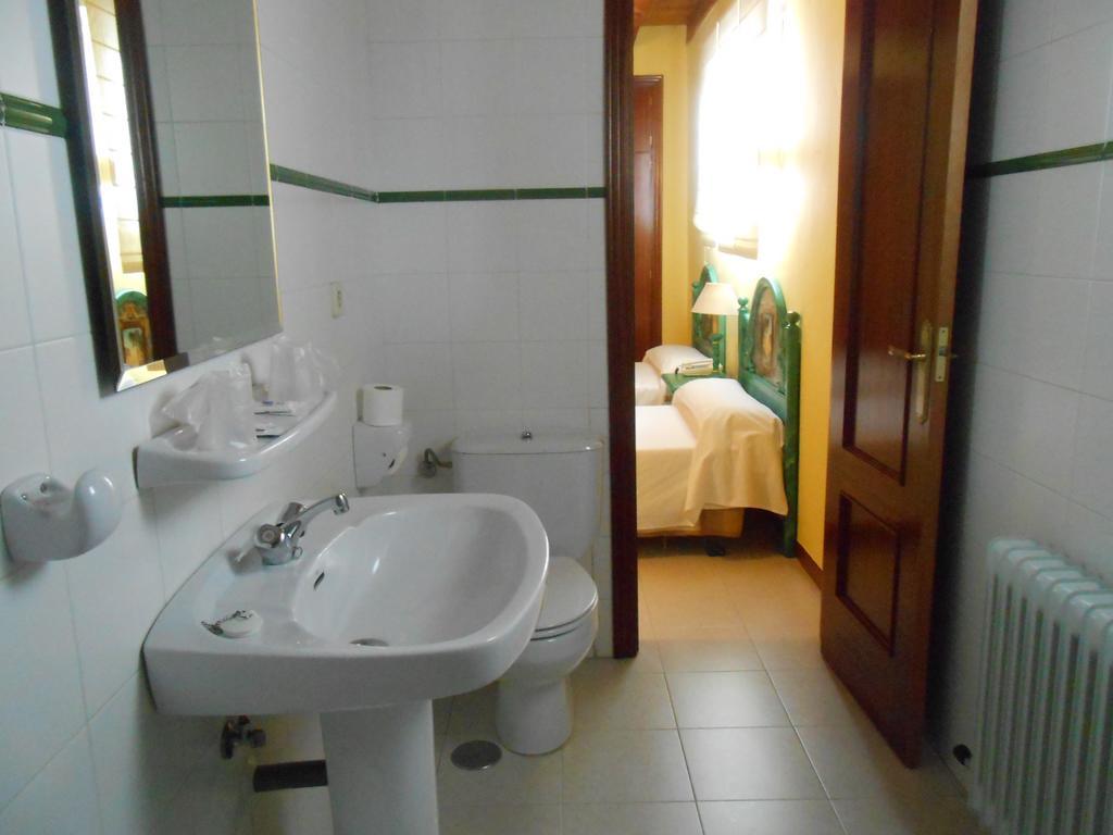 Hostal Burgos Torrecaballeros Esterno foto